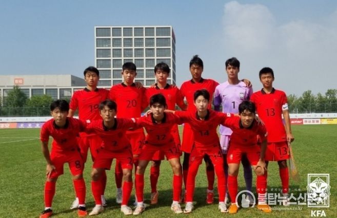 중국과의 조별리그 경기에 선발 출전한 남자 U-15 퓨처팀 11명의 모습.