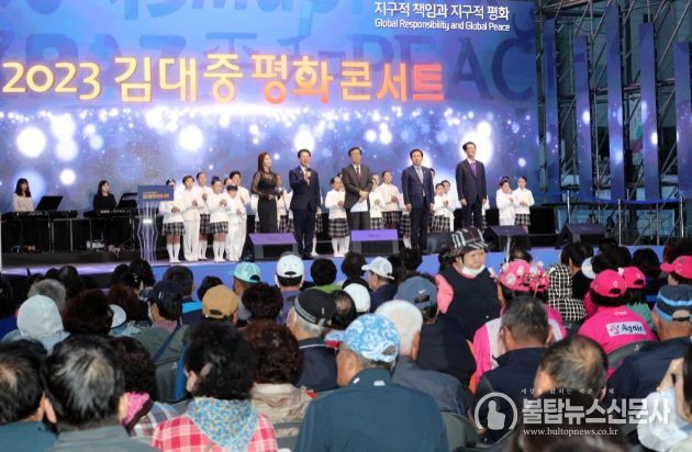 김영록 전라남도지사가 4일 오후 목포 평화광장에서 열린 2023 김대중평화콘서트에서 환영사를 하고 있다.