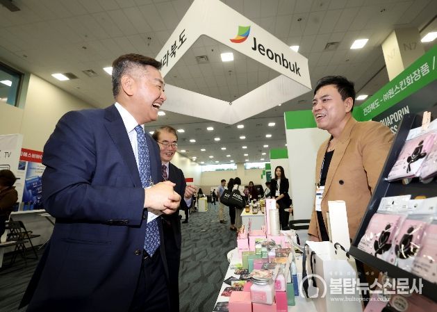 11일(현지시간) 미국을 방문 중인 김관영 도지사가 애너하임 컨벤션센터에서 열린 제21차 세계한인비즈니스대회(구 세계한상대회) 개회식에 참석하여 대회 운영상황 등을 살피고 핵심맴버들과 개별미팅을 갖는등 2024년 세계한인비즈니스대회 전북 유치 활동을 하고 있다