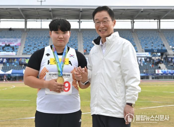 임종식 경북교육감과 포환던지기 여고부 한국신기록을 기록한 박소진(금오고) 선수