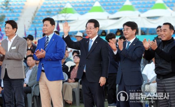 제35회 전라남도생활체육대축전이 24일 오후 순천팔마종합운동장에서 열린 가운데 김영록 전라남도지사, 송진호 전남체육회장 등 내빈들이 손을 흔들며 입장하는 선수들을 환영하고 있다.