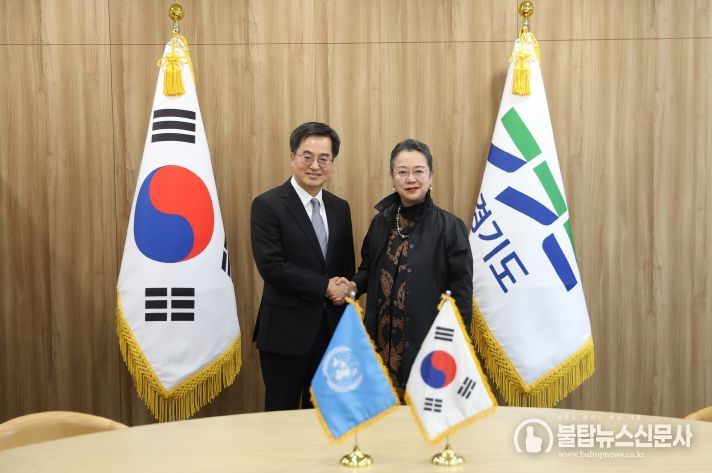 24일 오후 김동연 경기도지사가 UNESCAP 사무총장 아미다 살시아 엘리스자바나 (Armida Salsiah Alisjahbana)와 기념촬영을 하고 있다.