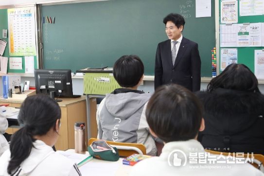 김대중 전남교육감이 26일 곡성고등학교를 방문, 수업중인 학생들을 격려하고 있다.