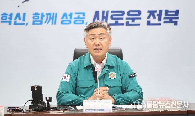 26일 도청 재난상황실과 전주 온누리교회에서 실시간 연계방식으로 ‘2023년 재난대응 안전한국훈련’이 실시된 가운데 김관영 도지사가 훈련 강평을 하고 있다