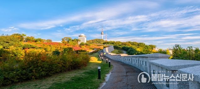 남산백범광장 서울한양도성에서 바라본 남산의 가을