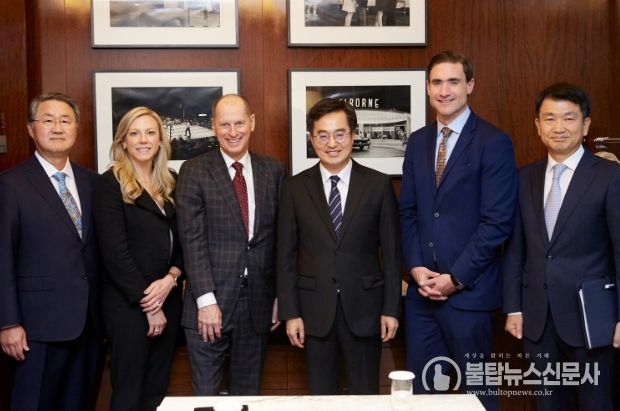 김동연 경기도지사가 게리 샤피로CTA 회장 및 참석자들과 함께 기념촬영을 하고 있다.