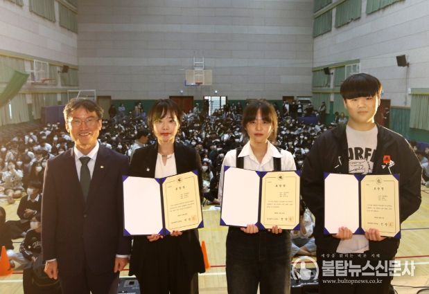 천창수 울산광역시교육감은 27일 일산중학교를 찾아 2학년 허승빈·김도연 학생과 김명지 사서교사에게 표창을 전달하고 격려했다.