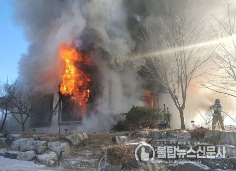 올해 1월 홍성에서 발생한 주택화재를 소방관이 진압하고 있다.