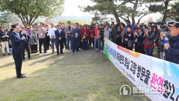 김영록 전라남도지사가 29일 오전 순천만에서 고향을 방문한 재충남호남향우회연합회 회원들에게 도정 현안에 대해 소개하고 있다.