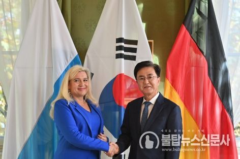30일 독일 바이에른주 청사에서 김태흠 충남도지사가 영접을 나온 멜라니 훔르 장관과 악수하고 있다