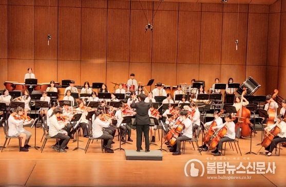 31일 ‘제10회 전남학교예술교육 페스티벌’에서 빛가람중학교의 빛가람 칸타빌레 오케스트라단이 연주를 선보이고 있다.