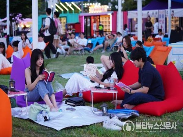 빈백에 앉아 독서하고 있는 친구들(여의도)