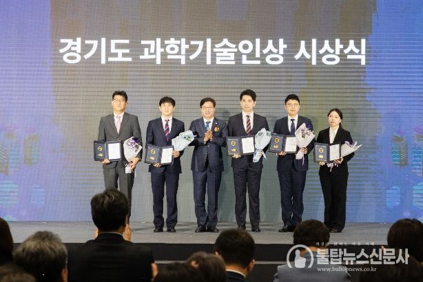 2일 오전 킨텍스에서 염태영 경제부지사,경기도의원, 동반성장위원회 등이 2023 디지털쇼 개막식 기념촬영을 하고 있다.