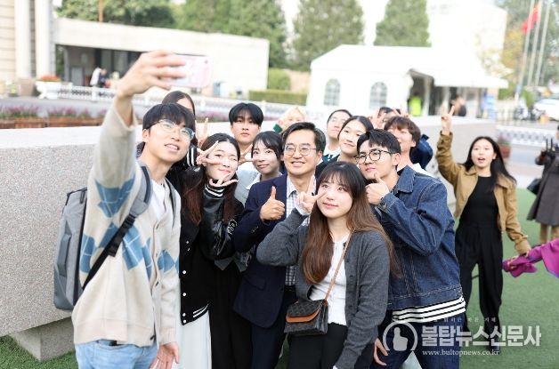 2일 중국 칭화대 인근에서 김동연 경기도지사와 칭화대 한국유학생회가 기념촬영을 하고 있다.