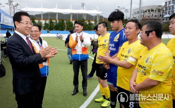 김영록 전라남도지사가 6일 제43회 전국장애인체전 경기가 열리는 목포국제축구센터를 방문, 축구 종목에 참가한 전남선수단을 격려하고 있다.