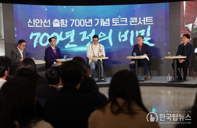 지난 12월 3일 1004 책방에서 신안선 출항 700주년 기념 토크콘서트가 열렸다. (왼쪽부터) 한국국제문화교류진흥원 정길화 원장, 신안군수 박우량, 큰별쌤 최태성, 전 문화재보존과학센터장 김용한, 국립공주대학교 문경호 교수)