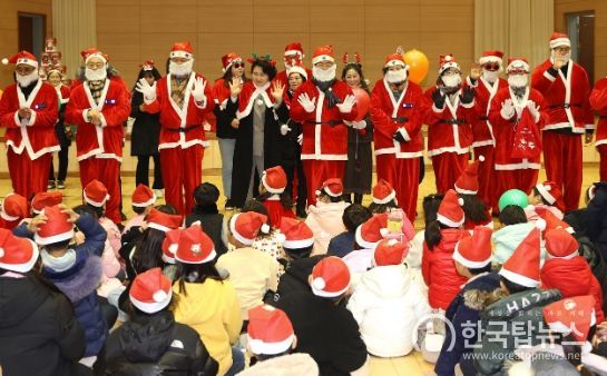 강진원 강진군수가 산타 클로스 복장을 하고 강진읍 중앙로 퍼레이드에 참가하고 있다. 