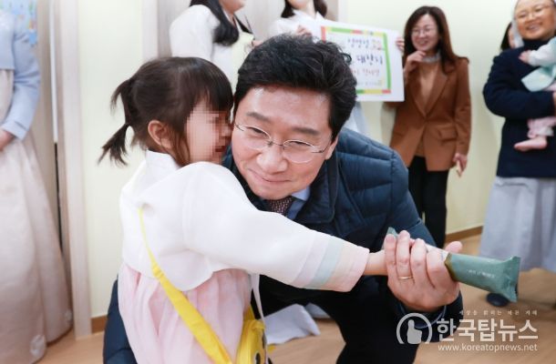 이상일 용인특례시장이 지난 6일 오후 기흥구 상하동에 있는 한부모가족 복지시설 '생명의 집'을 방문했다.