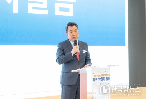 지난 3일 강남구청 1층 로비에서 개최된 “마약류 및 약물 오남용 예방 공동대책협의회 선포식”에서 축사 중인 김형대 의장