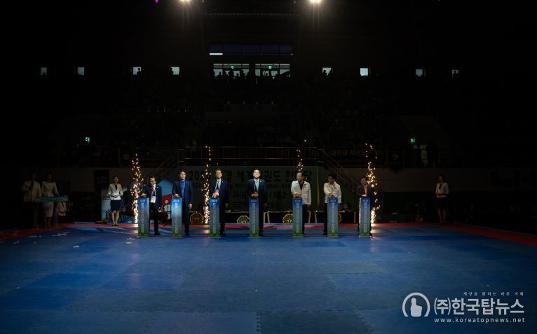 한마당 개회식에서 주요 내빈이 스위치다운 퍼포먼스를 하고 있는 모습.