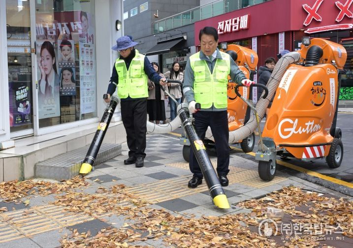 친환경 진공 노면청소기 시연 – 19일 서동욱 남구청장이 삼산디자인거리 일원에서 ‘전기충전식 친환경 진공 노면청소기’를 이용한 청소 시연을 하고 있다.