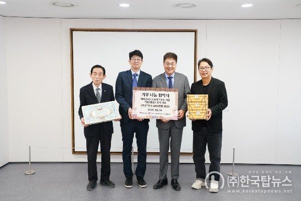 [사진=왼쪽부터 종로복지재단이사장, 베이글리스트 양종운대표, 정문헌종로구청장, 개그맨 심현섭](사진=RNX 제공)