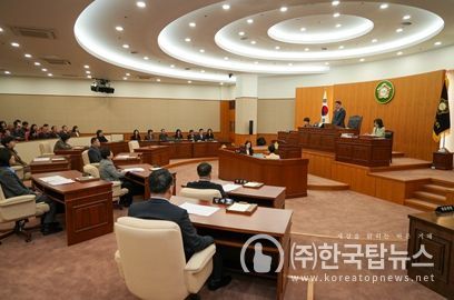 울산북구의회가 28일 본회의장에서 제224회 임시회 제2차 본회의를 열고 15일간 이어 온 올해 첫 회기를 마무리한 가운데 김상태 의장이 회의를 주재하고 있다.