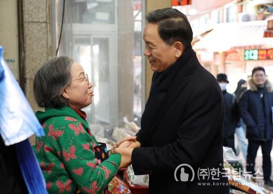 영동시장 상인과 대화를 나누는 조성명 강남구청장
