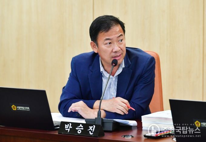 회의에서 질의하고 있는 박승진 의원