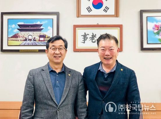 [사진 왼쪽부터 강서구의회 한상욱 미래복지위원장, (사)대한노인회 서울특별시연합회 고광선 회장]