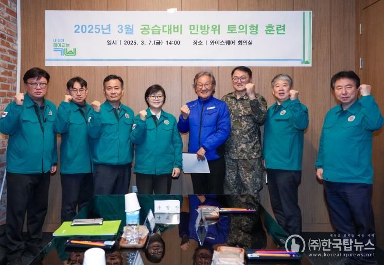 이순희 강북구청장(왼쪽에서 네 번째)이 송중동에 위치한 와이스퀘어 지하 주차장과 회의실에서 민방공 토의형 훈련을 마치고 참석자들과 기념사진을 찍고 있다.