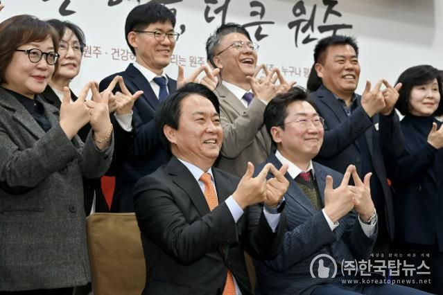 이성헌 서대문구청장(왼쪽 앉은 이)과 원강수 원주시장(오른쪽 앉은 이)이 두 도시 간 자매결연 협약식에서 관계자들과 함께 기념 촬영을 하고 있다.