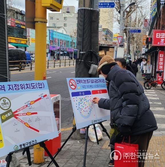 면목역 2번 출구 금연구역 지정 관련 주민 설문조사를 진행하는 모습