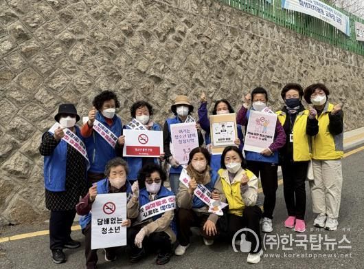 돈암2동 청소년지도협의회와 보건소가 함께 청소년을 대상으로 피켓과 전단지로 금연 캠페인을 진행하고 있다.