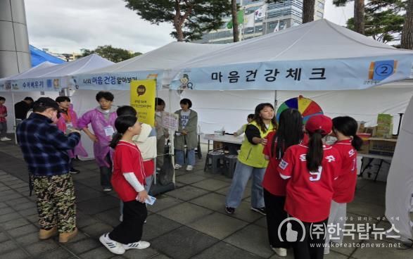 지난 4월 19일 금천구청 광장에서 열린 자살예방 인식개선 캠페인에 구민들이 참여하고 있다.