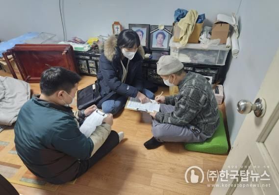 담당 공무원들이 위기가구를 방문해 상담하는 모습
