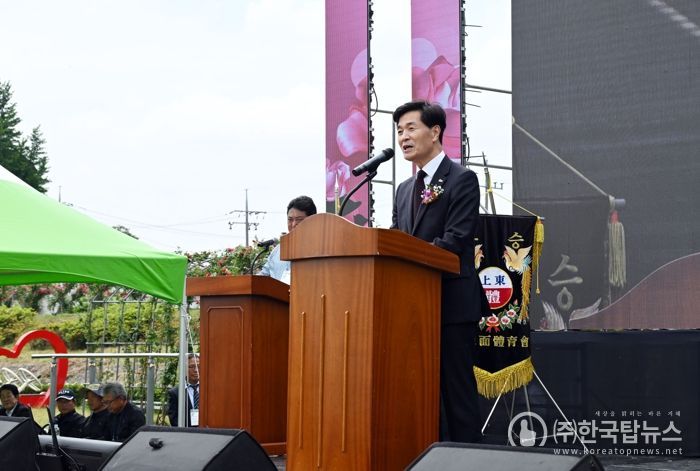 - 안병구 밀양시장이 17일 상동면 체육공원에서 열린‘장미축제 및 제24회 체육대회·경로잔치’에서 인사말을 하고 있다.