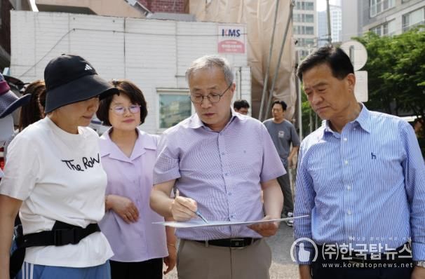 이승로 성북구청장이 교통 민원 해결 현장을 확인하고 있다
