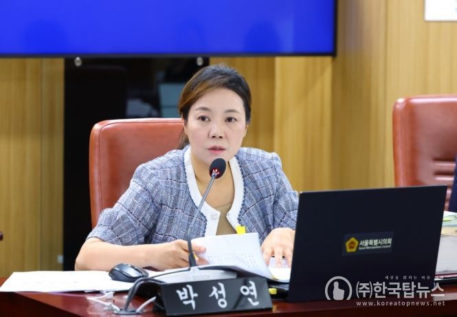 박성연 의원이 제331회 정례회 도시안전건설위원회 재난안전실 업무보고에서 질의를 하고 있다.