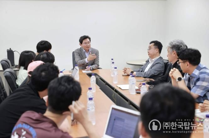 이상일 용인특례시장은 22일 서천동에서 발생한 천공기 전도사고 대책회의에 참석했