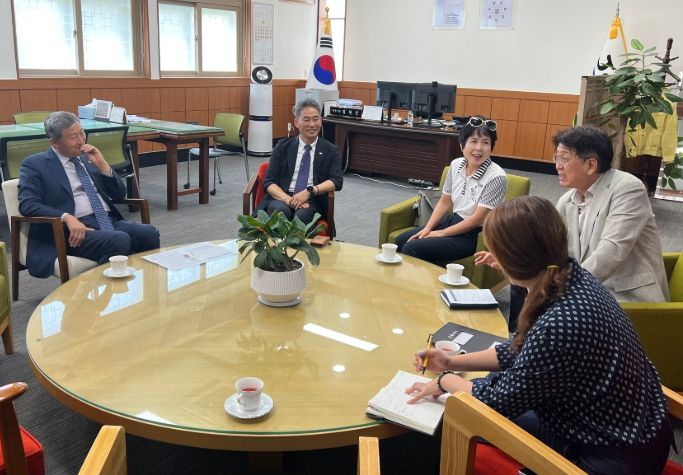 농공단지 입주기업체협의회장과 간담회하는 김완근 제주시장