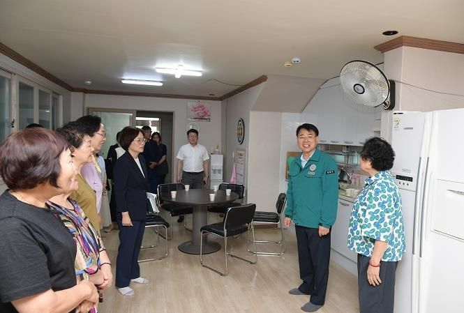 윤일현 부산 금정구청장, 무더위 쉼터 돌며 주민 소통에 나서