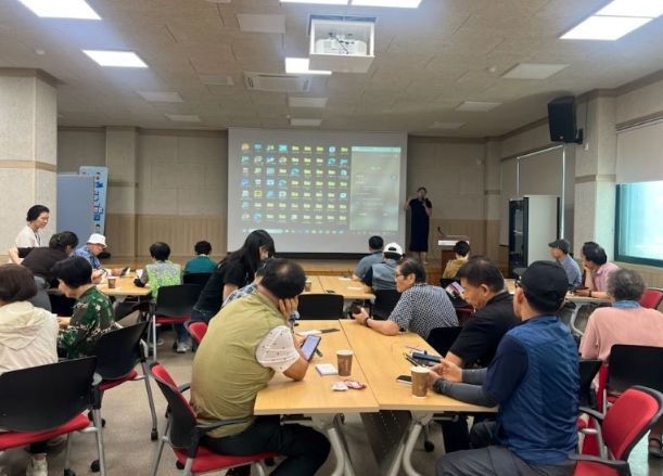 어르신 대상 스마트폰 · 키오스크 활용 교육