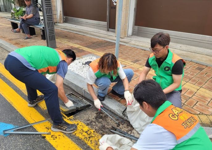 평창군 자율방재단, 우수받이 집중 점검 및 시가지 정비