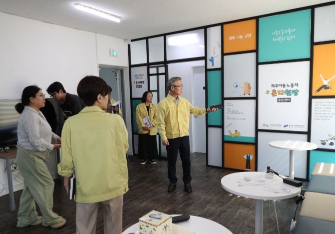 '혼디쉼팡' 이동노동자 쉼터 점검하는 진명기 부지사