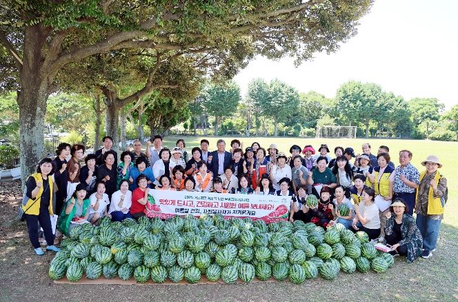 “수박 한통에 담은 온정”김완근 시장, 여름나기 봉사 참여