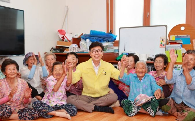 이재명 대통령 민생공약’ 실현 전국 선도 … 전남 1위_김철우 보성군수가 읍면 중심의 현장 접수 창구를 방문하여 격려하고 있다
