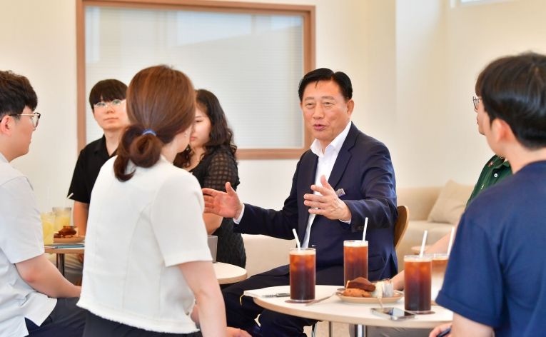 장성군이 대학생 등록금 지원 등 지역청년 지원에 집중하고 있다. 중앙 김한종 군수