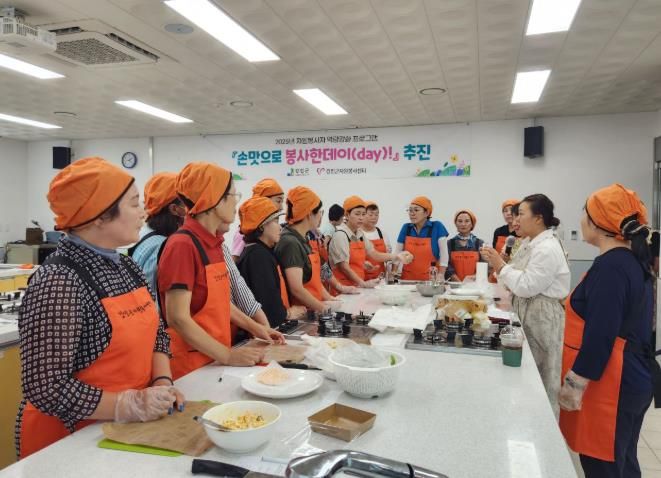 자원봉사자들이 역량강화 프로그램으로 샌드위치를 만들고 있는 모습