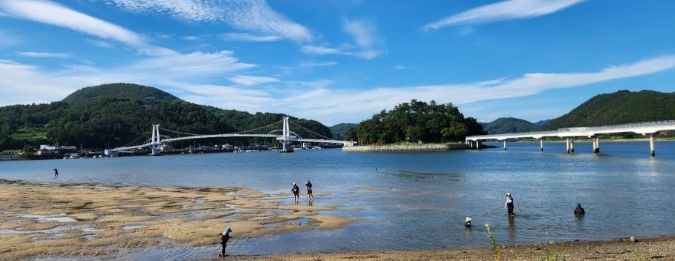 배알도 수변공원 모래사장, ‘어싱’ 명소